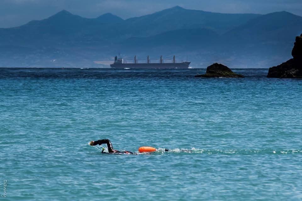 Alain nageant le détroit de Gibraltar, cargo en arrière-plan, 2015