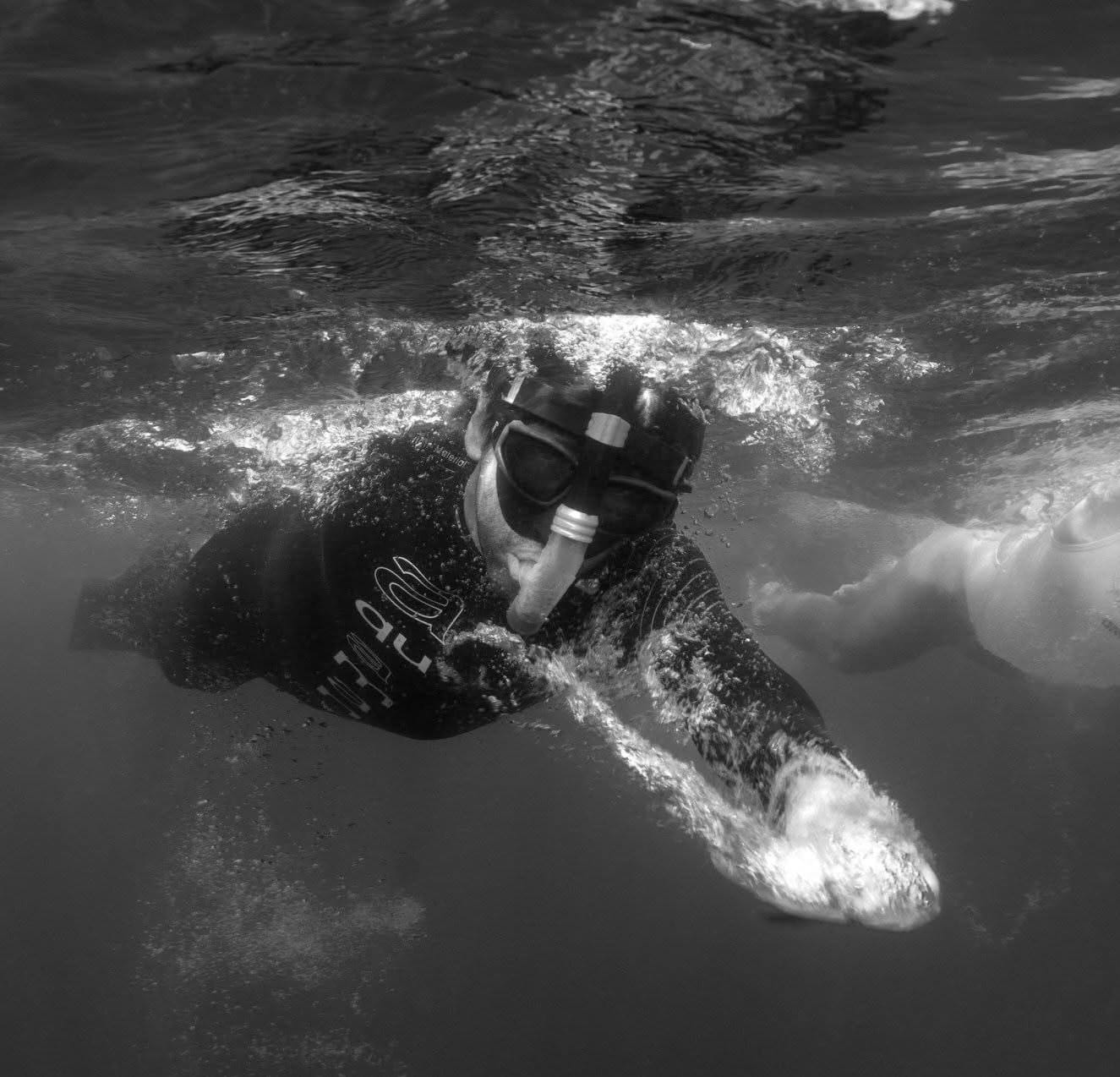 Alain Brandeleer dans l'eau, en noir et blanc